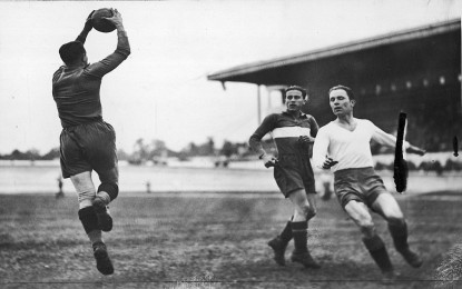 Witold Wypijewski (w białej koszulce) w barwach Legii Warszawa w meczu przeciwko Rapidowi Wiedeń. Fot. NAC