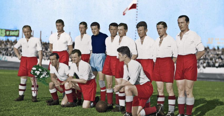 Reprezentacja Polski przed pierwszym meczem z  Phöbus Budapeszt w Warszawie. W górnym rzędzie stoją od lewej: Henryk Martyna, Teodor Peterek, Ryszard Piec, Spirydion Albański, Józef Kotlarczyk, Franciszek Cebulak, Józef Kubera, Władysław Szczepaniak, Walerian Kisieliński; kucają od lewej: Jan Wasiewicz, Hubert Gad i Fryderyk Scherfke. 