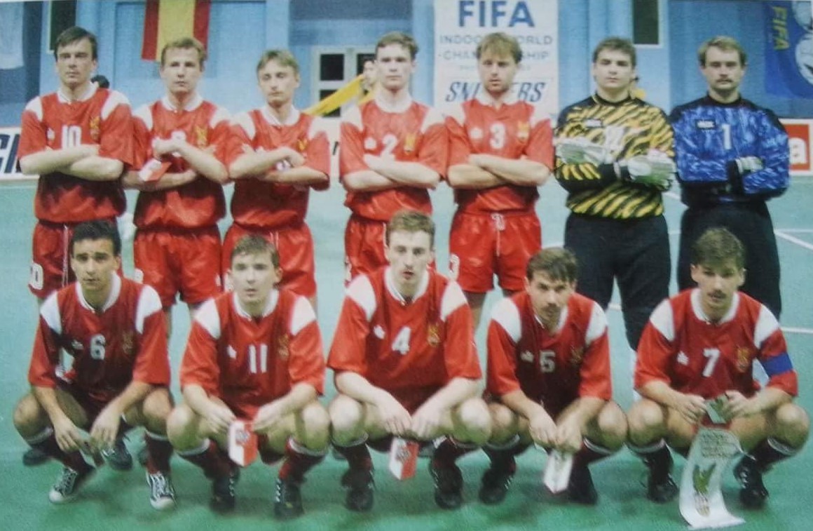 Reprezentacja Polski na turniej FIFA 1992. W górnym rzędzie od lewej stoją: Sylwester Przychodzień, Leszek Zygmunt, Zbigniew Pawela, Mirosław Rypel, Dariusz Kałuża, Jacek Podgórski, Kazimierz Kucharski; klęczą od lewej: Wiesław Lipka, Jacek Ladyński, Krzysztof Mikołajewski, Andrzej Antos i Józef Żymańczyk. Fot. Archiwum Jacka Podgórskiego/FIFA