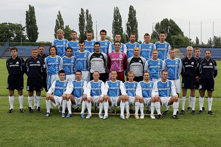 Ruch Chorzów przed startem sezonu 2007/08 w ekstraklasie. W górnym rzędzie od lewej: Ireneusz Adamski, Grzegorz Baran, Marcin Klaczka, Krzysztof Nykiel, Remigiusz Jezierski, Tomasz Sokołowski, Ariel Jakubowski, Maciej Sadlok;  w środkowym rzędzie od lewej: Tomasz Fornalik (II trener), Dusan Radolsky (trener), Ryszard Kołodziejczyk (trener bramkarzy), Grazvydas Mikulenas, Lilo, Michał Haftkowski, Matko Perdijic, Sebastian Nowak, Robert Mioduszewski, Przemysław Łudzinski, Michał Osiński, Tomasz  Mrochen (masażysta), Jarosław Barteczko (kierownik), Jacek Bas (masażysta); w dolnym rzędzie od lewej: Marcin Brzozowski, Wojciech Grzyb, Grzegorz Bonk, Michał Pulkowski, Bartłomiej Babiarz, Grzegorz Domżalski, Marcin Makuch. Fot. Ireneusz Dorożański