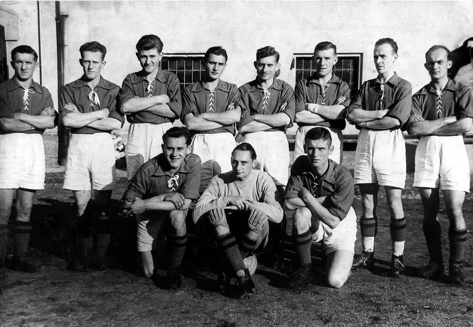 Tarnova 1945 Roman Binek Tadeusz Kokoszka Wladyslaw Roik Stanislaw Malinski Roman Pyrich Stanislaw Roik Aniol Koziol Ponizej od lewej Antoni Barwinski Tadeusz Dwurazny Franciszek Mroz