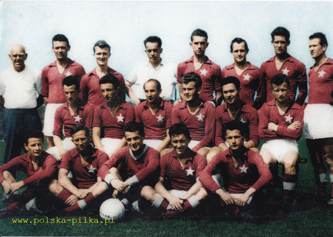 Wisła Kraków przed startem sezonu 1958 w ekstraklasie. W górnym rzędzie od lewej: Josef Kuchynka (trener), Fryderyk Monica, Antoni Rogoza, Marecki, Zbigniew Ogiela, Wiesław Gamaj, Roman Jurczak, Leszek Snopkowski; w środkowym rzędzie od lewej:  Ryszard Jędrys, Włodzimierz Kościelny, Marian Machowski, Stanisław Adamczyk, Władysław Kawula, Józef Maniecki; w dolnym rzędzie od lewej: Zbigniew Kotaba, Adam Michel, Bronisław Leśniak, Kazimierz Kościelny, Ryszard Budka. Fot. Archiwum redakcji