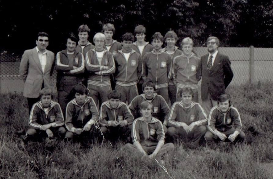 Reprezentacja Polski U-18 na turniej w Romainville, czerwiec 1981. W górnym rzędzie od lewej: Mirosław Dygas, Joachim Klemenz, Andrzej Plaskowski, Marek Piotrowicz;  w środkowym rzędzie od lewej: NN, Mieczysław Broniszewski, Bolesław Błaszczyk, Eugeniusz Kamiński, Janusz Dobrowolski, Rafał Stroiński, NN; kucają od lewej: Mirosław Modrzejewski, Leszek Białas, Andrzej Rutyna, Wiesław Wraga, Andrzej Marchel, Piotr Nowak; siedzi: Robert Wieteska. Fot. Zbiory prywatne Bolesław Błaszczyk