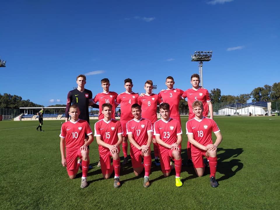 Reprezentacja Polski U-16 przed meczem z Białorusią. W górnym rzędzie od lewej stoją: Oliwier Zych, Wiktor Kamiński, Jakub Złoch, Adrian Tymiński, Bartosz Brylowski, Radosław Seweryś; w dolnym rzędzie od lewej kucają: Antoni Kozubal, Kuba Wiśniewski, Piotr Starzyński, Kamil Antosiak i Miłosz Brzozowski. Fot. Zdjęcie dzięki uprzejmości drugiego trenera reprezentacji Polski Krzysztofa Kołaczyka 