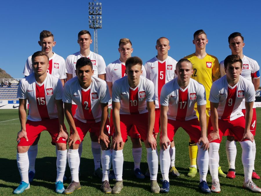 Reprezentacja Polski U-17 przed meczem z Chorwacją. W górnym rzędzie od lewej: Jakub Kisiel, Szymon Włodarczyk, Mateusz Łęgowski, Filip Balcewicz, Krzysztof Bąkowski, Ariel Mosór; w dolnym rzędzie od lewej: Jakub Kwiatkowski, Jerzy Tomal, Fryderyk Gerbowski, Mariusz Fornalczyk, Damian Kołtański