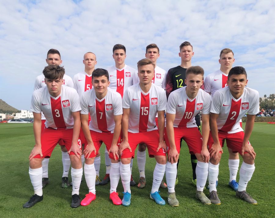 Reprezentacja Polski U-17 przed meczem z Gruzją. W górnym rzędzie od lewej: Iwo Kaczmarski, Filip Balcewicz, Daniel Hoyo-Kowalski, Kacper Sezonienko, Krzysztof Bąkowski, Mateusz Łęgowski; w dolnym rzędzie od lewej: Jakub Malec, Patryk Kusztal, Jakub Kwiatkowski, Fryderyk Gerbowski i Jerzy Tomal. 