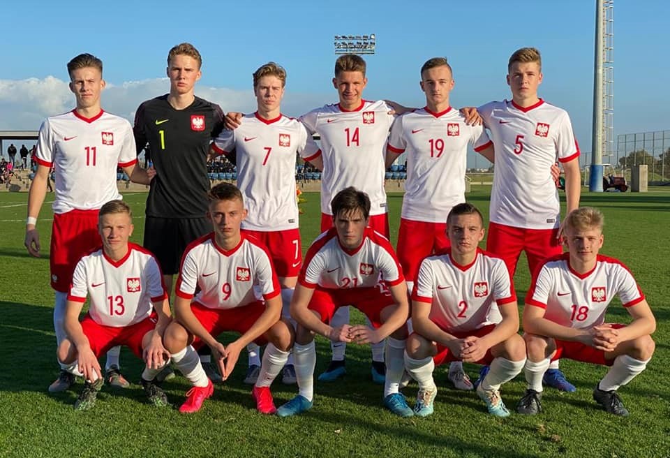  Reprezentacja Polski U-16 przed zwycięskim meczem z Izraelem. Od lewej stoją: Patryk Romanowski, Oliwer Zych, Dawid Bugaj, Mateusz Lipp, Michał Litwa, Radosław Seweryś, w dolnym rzędzie od lewej: Jakub Antczak, Norbert Pacławski, Marcel Ruszel, Jakub Kolan i Miłosz Brzozowski. Fot. Archiwum prywatne Krzysztof Kołaczyk 