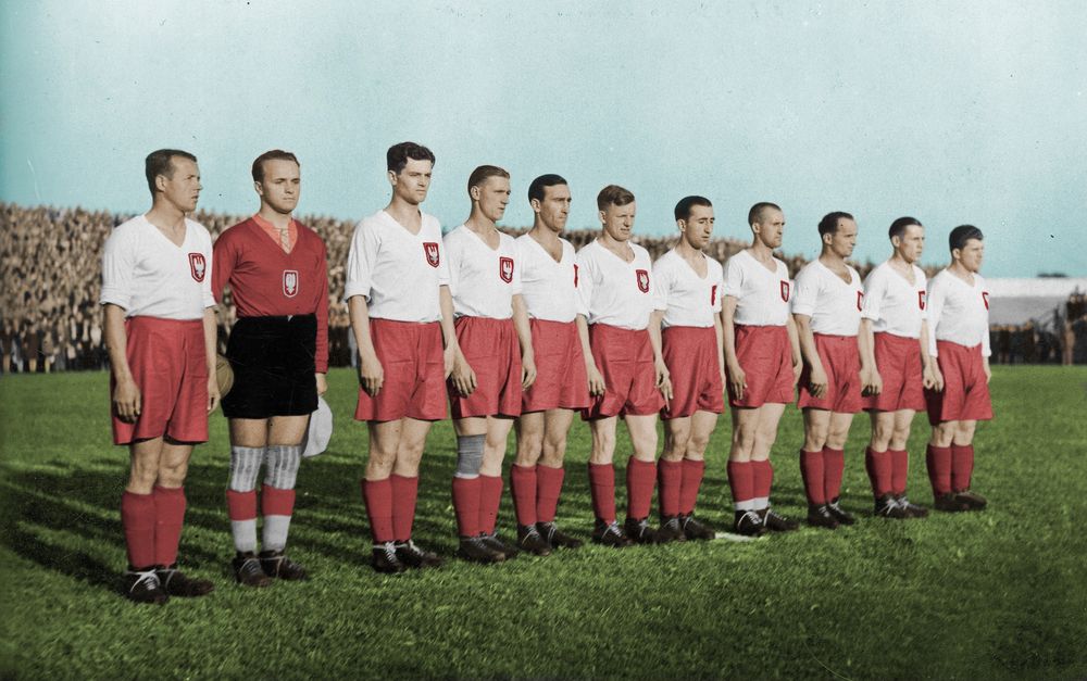 Fot. Reprezentacja Polski przed meczem z Szwecją 3-1. Od lewej stoją: Józef Kotlarczyk, Edward Madejski, Fryderyk Scherfke, Ryszard Piec, Jan Wasiewicz, Ernest Wilimowski, Leonard Piątek, Gerard Wodarz, Kajetan Kryszkiewicz, Władysław Szczepaniak i Edmund Giemsa.