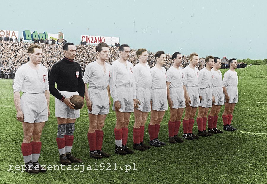 Reprezentacja Polski przed meczem z Szwajcarią. Od lewej stoją: Władysław Szczepaniak, Adolf Krzyk, Wilhelm Góra, Erwin Nyc, Ernest Wilimowski, Edmund Twórz, Leonard Piątek, Zygmunt Kulawik, Ewald Dytko, Alfred Pochopień i Ewald Cebula. Fot. NAC. Kolor. R. Jach 