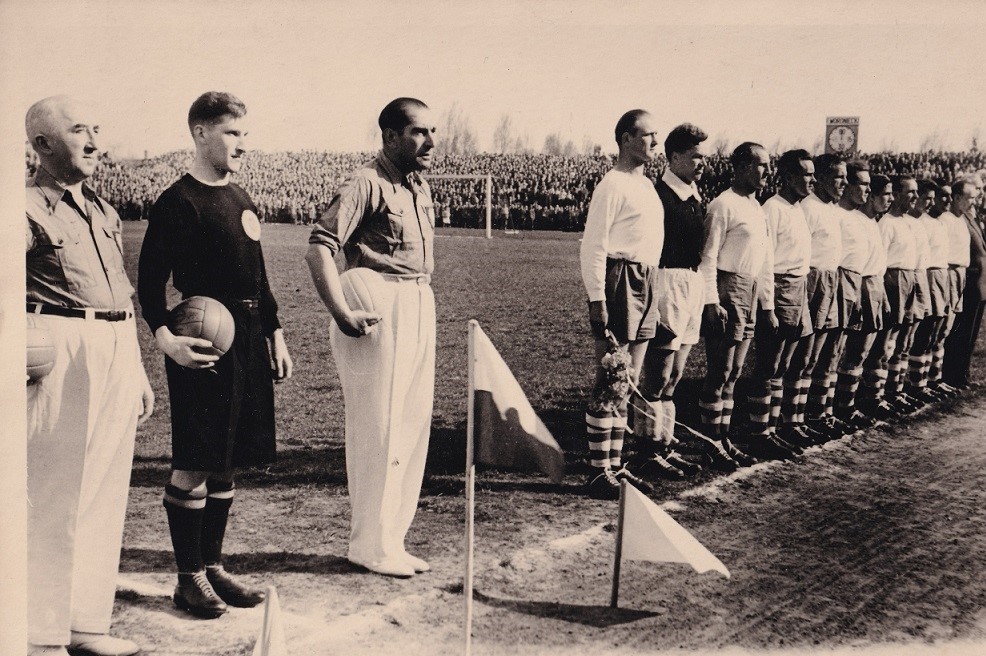 TaParpan Antoni Janik Henryk Bobula ABarwinski Henryk Janduda Jan Przecherka Cieslik Cebula Henryk Gajdzik Gracz Ta. Wasko oraz Zygmun Hiza polska niebies spode biale kosz