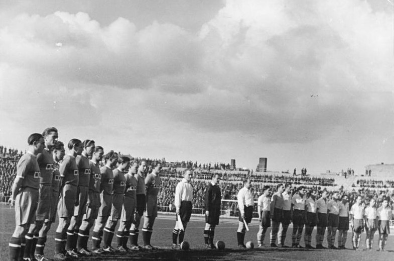 Pamiątkowa fotografia z historycznego, pierwszego meczu pomiędzy reprezentacjami NRD i Polski. Biało-czerwoni zwyciężyli 3-0.