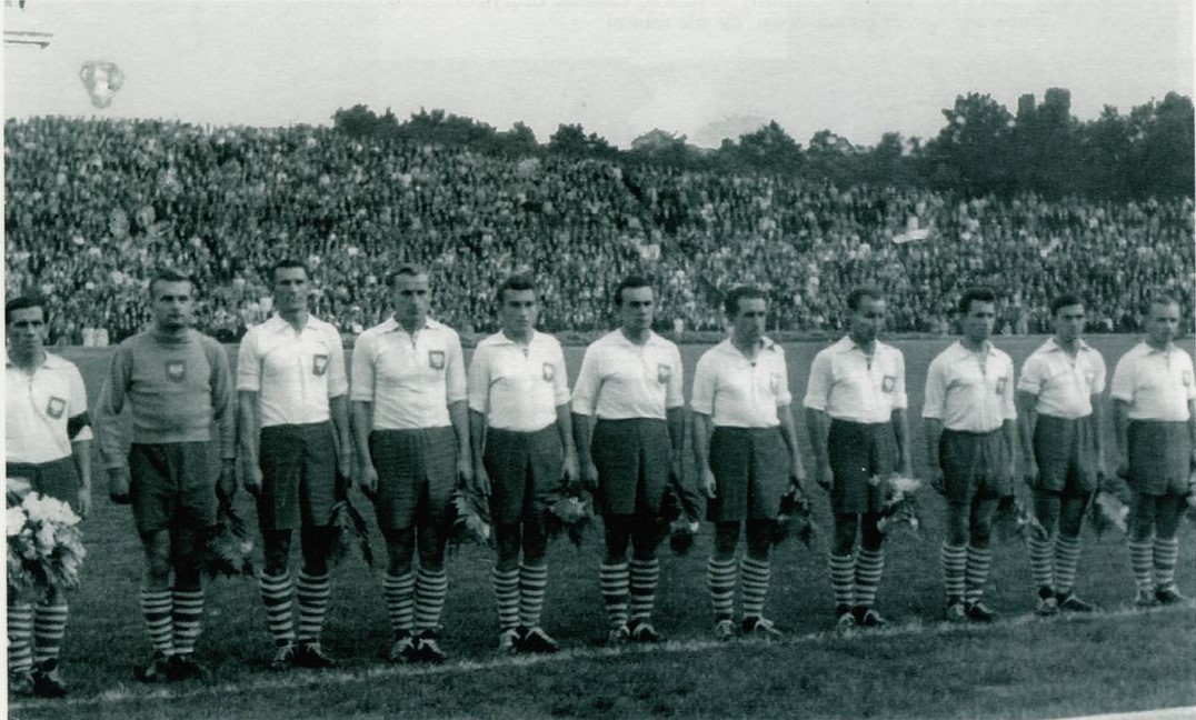  Reprezentacja Polski przed wyjazdowym meczem z Bułgarią w 1953 roku. Od lewej stoją: Gerard Cieślik, Edward Szymkowiak, Władysław Gędłek, Henryk Bartyla, Edmund Kowal, Roman Durniok, Henryk Alszer, Zdzisław Bieniek, Józef Wieczorek, Paweł Sobek i Ewald Wiśniowski. Fot. Archiwum