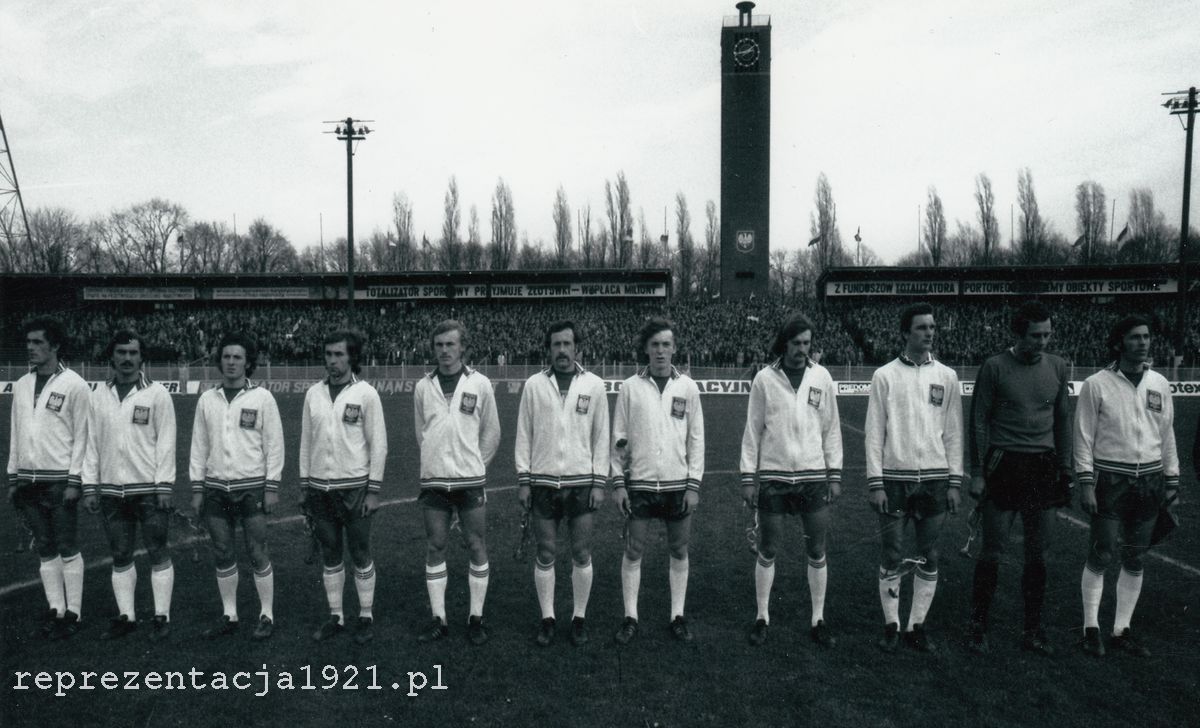 Drużyna Polski przed meczem ze Szwecją. Od lewej stoją: Marek Kusto, Włodzimierz Mazur, Mirosław Okoński, Wojciech Rudy, Tadeusz Jakubczyk, Antoni Szymanowski, Zbigniew Boniek, Jan Sobol, Władysław Żmuda, Jan Tomaszewski i Zbigniew Boniek.  