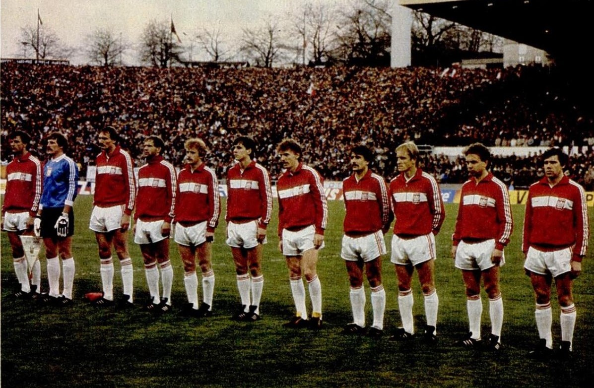 Reprezentacja Polski na Heysel Stadium. Od lewej stoją: Władysław Żmuda, Józef Młynarczyk, Roman Wójcicki, Krzysztof Pawlak, Waldemar Matysik, Dariusz Dziekanowski, Zbigniew Boniek, Marek Ostrowski, Jan Jałocha, Andrzej Buncol i Włodzimierz Smolarek.