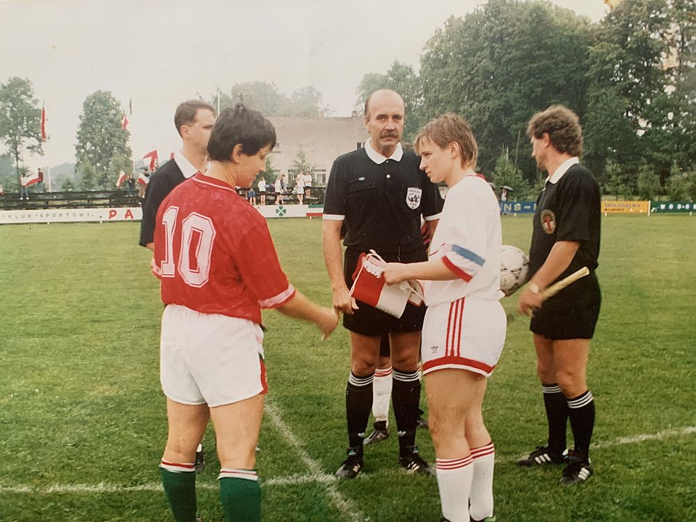 Pani kapitan naszej reprezentacji Maria Makowska wita zawodniczke węgierską na stadionie Pasjonata Dankowice. W środku sędzia Piotr Werner, który w meczu doznał kontuzji. Fot. Archiwum Adama Drygalskiego