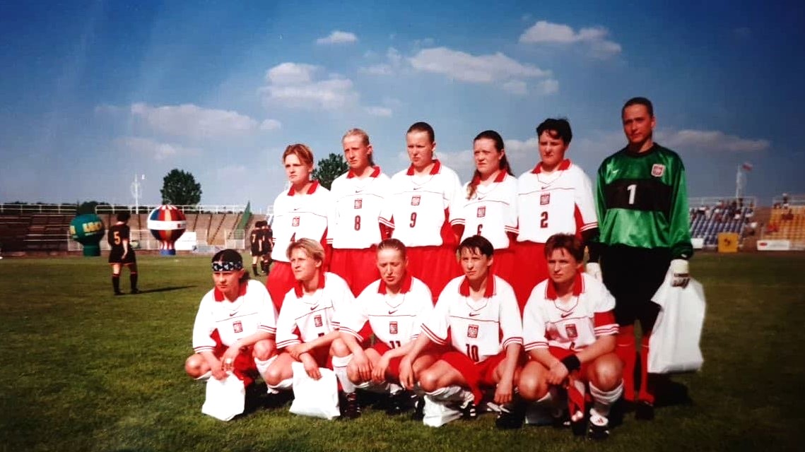 Reprezentacja Polski kobiet przed meczem eliminacyjnym z Belgią. W górnym rzędzie od lewej: Anna Kijas, Magdalena Mleczko, Justyna Nazarczyk, Jolanta Cubała, Agnieszka Drozdowska, Agnieszka Śmiechowska; w dolnym rzędzie od lewej: Agnieszka Szondermajer, Beata Mociak, Agnieszka Leonowicz, Marta Otrębska i Maria Makowska. Fot. Archiwum Agnieszki Śmiechowskiej