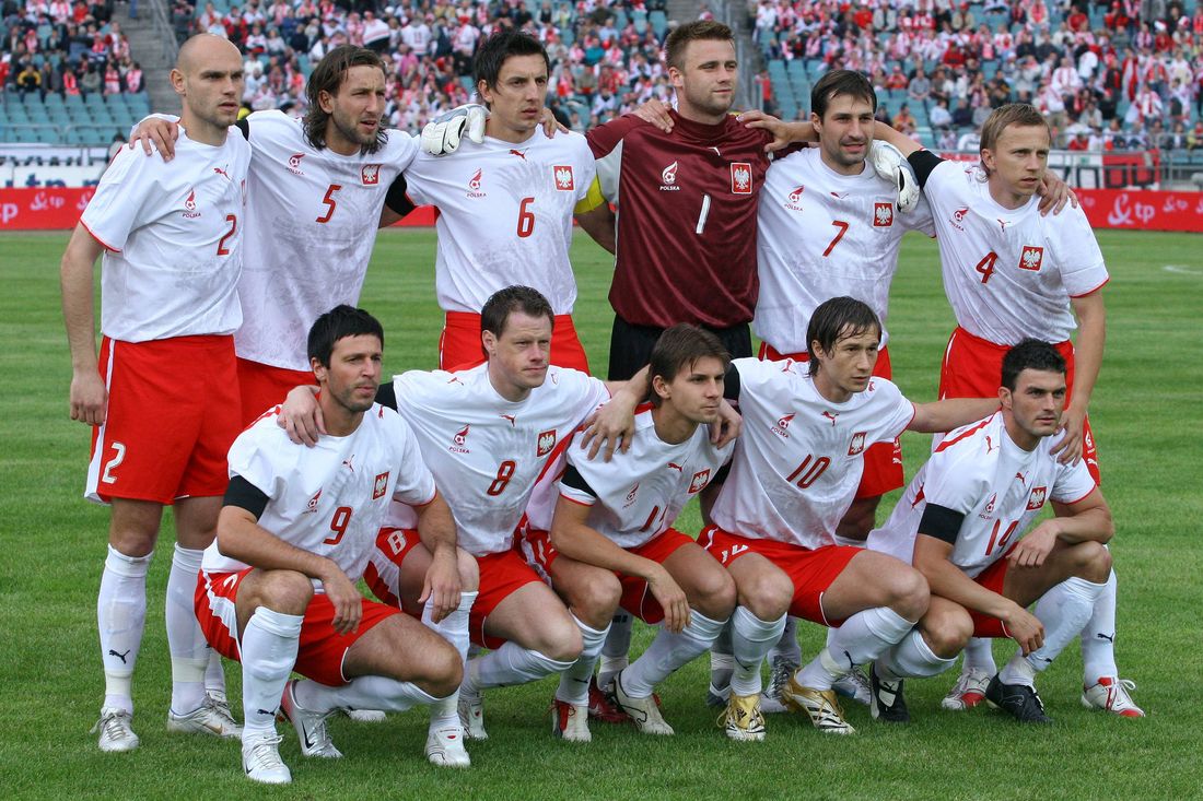 Reprezentacja Polski przed meczem z Kolumbią 1-2. Stoją od lewej: Mariusz Jop, Kamil Kosowski, Jacek Bąk, Artur Boruc, Radosław Sobolewski, Marcin Baszczyński; w dolnym rzędzie: Maciej Żurawski, Jacek Krzynówek, Euzebiusz Smolarek, Mirosław Szymkowiak i Michał Żewłakow