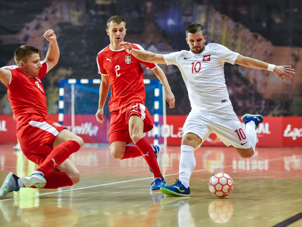 Darko Ristic L slide tackle Ninoslav Aleksic and Sebastian Leszczak R Grający z numerem 10 Sebastian Leszczak (po lewej Darko Ristić, na środku Ninoslav Aleksic) strzelił pierwszą bramkę w meczu przeciwko Serbii. Fot. Dziurek/Shuttertsotock