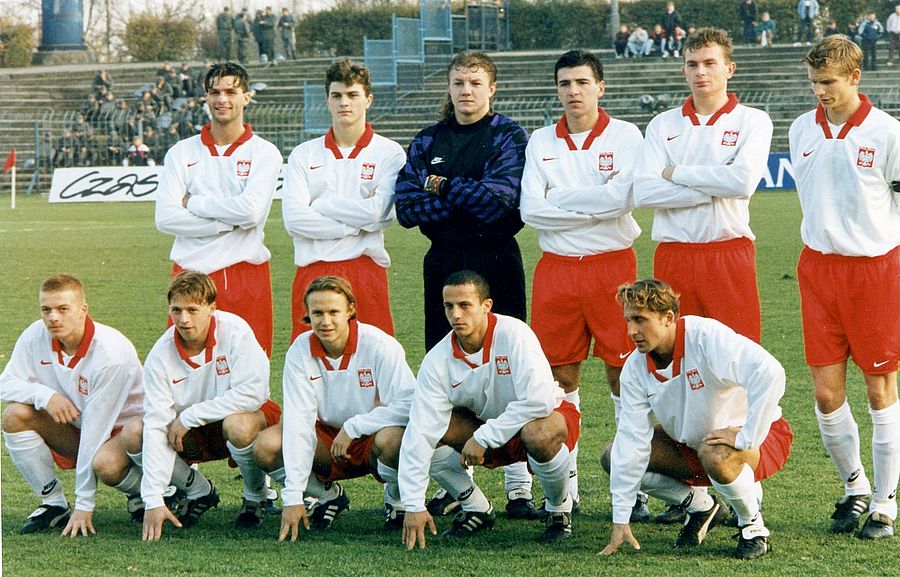 Reprezentacja Polski U-21 przed meczem z Mołdawią: W górnym rzędzie od lewej stoją: Marcin Mięciel, Michał Żewłakow, Sylwester Jankowski, Dariusz Solnica, Leszek Zawadzki, Bartosz Bosacki; kucają od lewej: Zbigniew Grzybowski, Marcin Malinowski, Daniel Dubicki, Sławomir Paluch, Mariusz Piekarski.