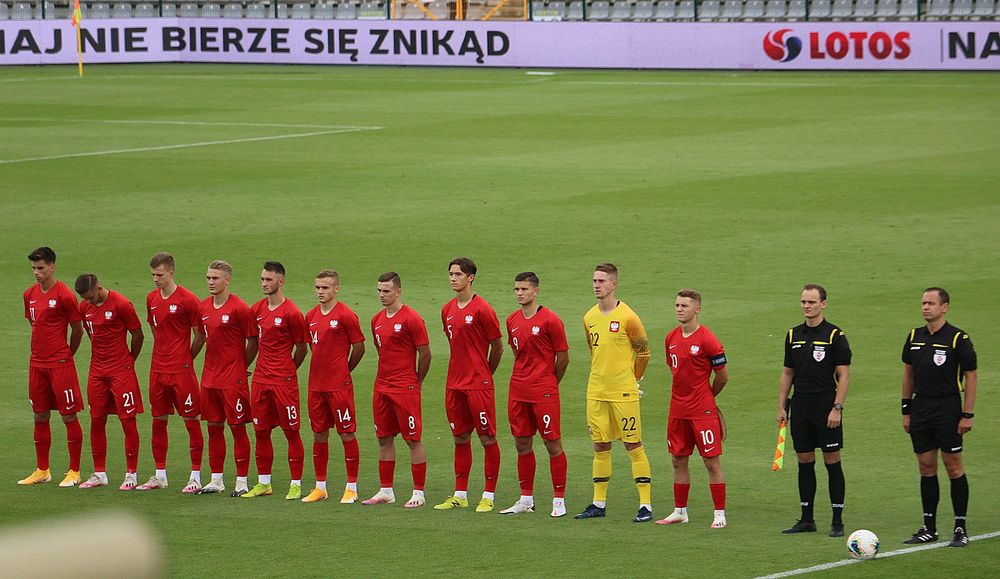 Reprezentacja Polski do lat 19 przed meczem z Niemcami. Od lewej stoją: Filip Marchwiński, Jakub Niewiadomski, Łukasz Bejger, Jan Biegański, Jakub Iskra, Daniel Szelągowski, Kacper Kozłowski, Patryk Peda, Filip Szymczak, Kacper Bieszczad i Michał Rakoczy. Fot. Karina Zachara