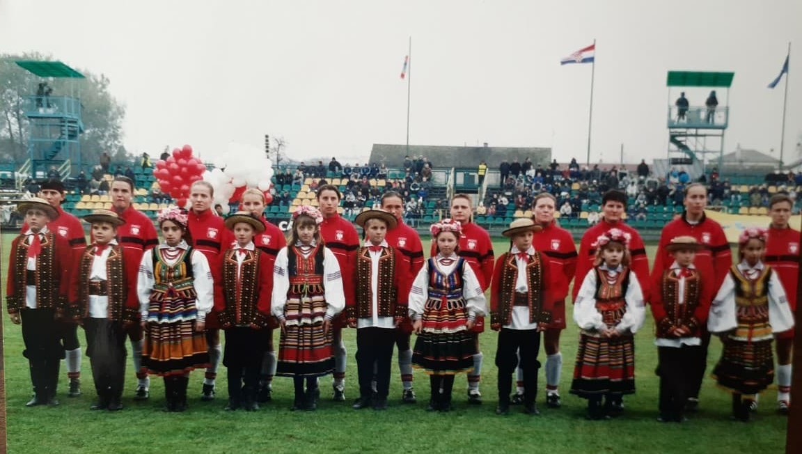 Reprezentacja Polski przed meczem z Chorwacją 2-0. Od lewej Agnieszka Szondermajer, Sabina Żurek, Agnieszka Leonowicz, Patrycja Pożerska, Marta Otrębska, Anna Żelazko, Anna Kijas, Jolanta Cubała, Agnieszka Drozdowska, Agnieszka Gajdecka i Maria Makowska. Fot. Archiwum Agnieszki Gajdeckiej-Śmiechowskiej