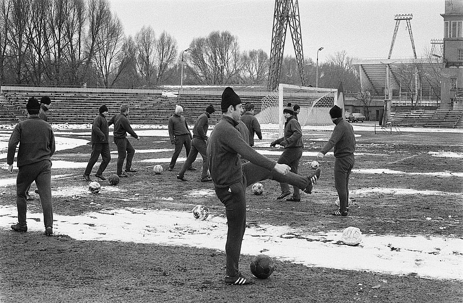 NN NN Lucjan Brychczy Wieslaw Korzeniowski Andrzej Zygmunt Robert Gadocha na najblizszym planie Janusz Zmijewski 1 4 1970 legia feye