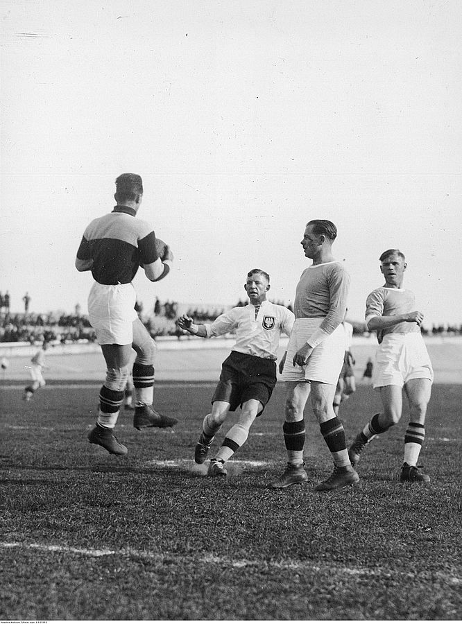 Jan Jachimek tym razem łapie strzał Ernesta Wilimowskiego, ale w meczu Warszawa - Polska 0-2 przepuścił jeden gol strzelony przez napastnika Ruchu. Fot. NAC