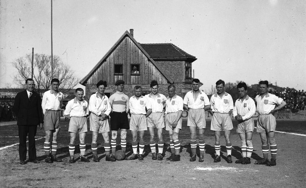 W 1926 roku wysoką skutecznością strzelecką na Śląsku błyszczał gwiazdor Ruchu Wielkie Hajduki Józef Sobota. W nagrodę wystąpił w meczu z Estonią, gdzie nawet strzelił bramkę… głową! Jednakże z powodu swojego przeciętnego wzrostu nie zagrał więcej meczów w kadrze.  