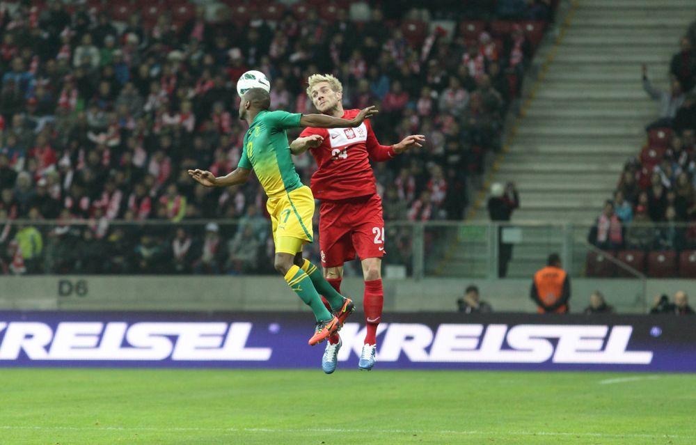 Damien Perquis walczy o piłkę z zawodnikiem RPA. Mecz odbył się 12 października 2012 r. Fot. Shutterstock.com 