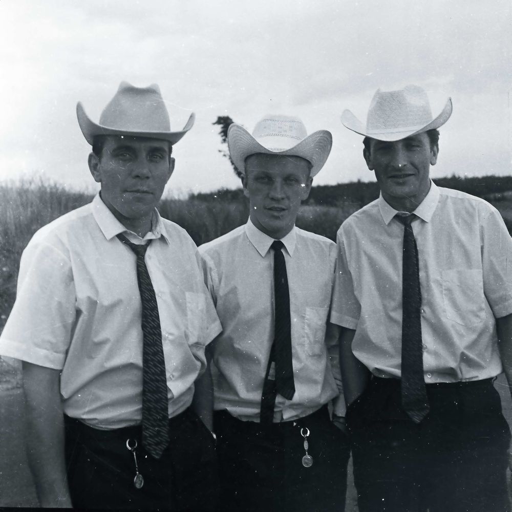 Trzech muszkieterów Polonii Bytom w jakże świetnym sezonie Pucharu Intertoto 1963/64. Od lewej stoją: Gerard Lukoszczyk, Ryszard Grzegorczyk i Norbert Pogrzeba. Fot. Archiwum Polonii Bytom