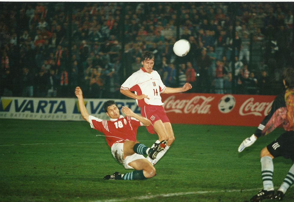 Jacek Dembiński (zdjęcie przedstawia jego występ z Węgrami) w swoim debiutanckim występie w reprezentacji w meczu z Arabią strzelił pierwszego gola. Fot. Jerzy Kleszcz 